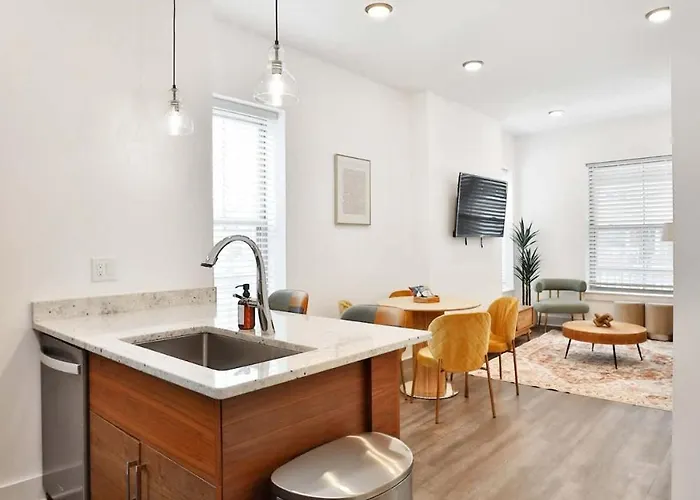 Oasis W Pool Table Near Downtown *