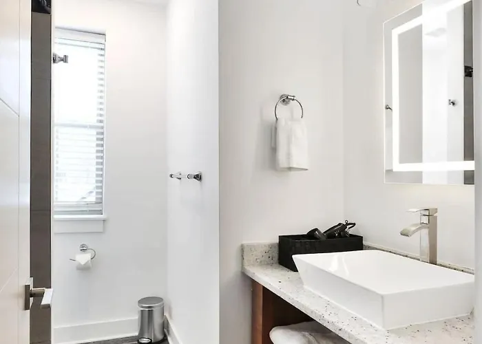 Oasis W Pool Table Near Downtown Holiday home *